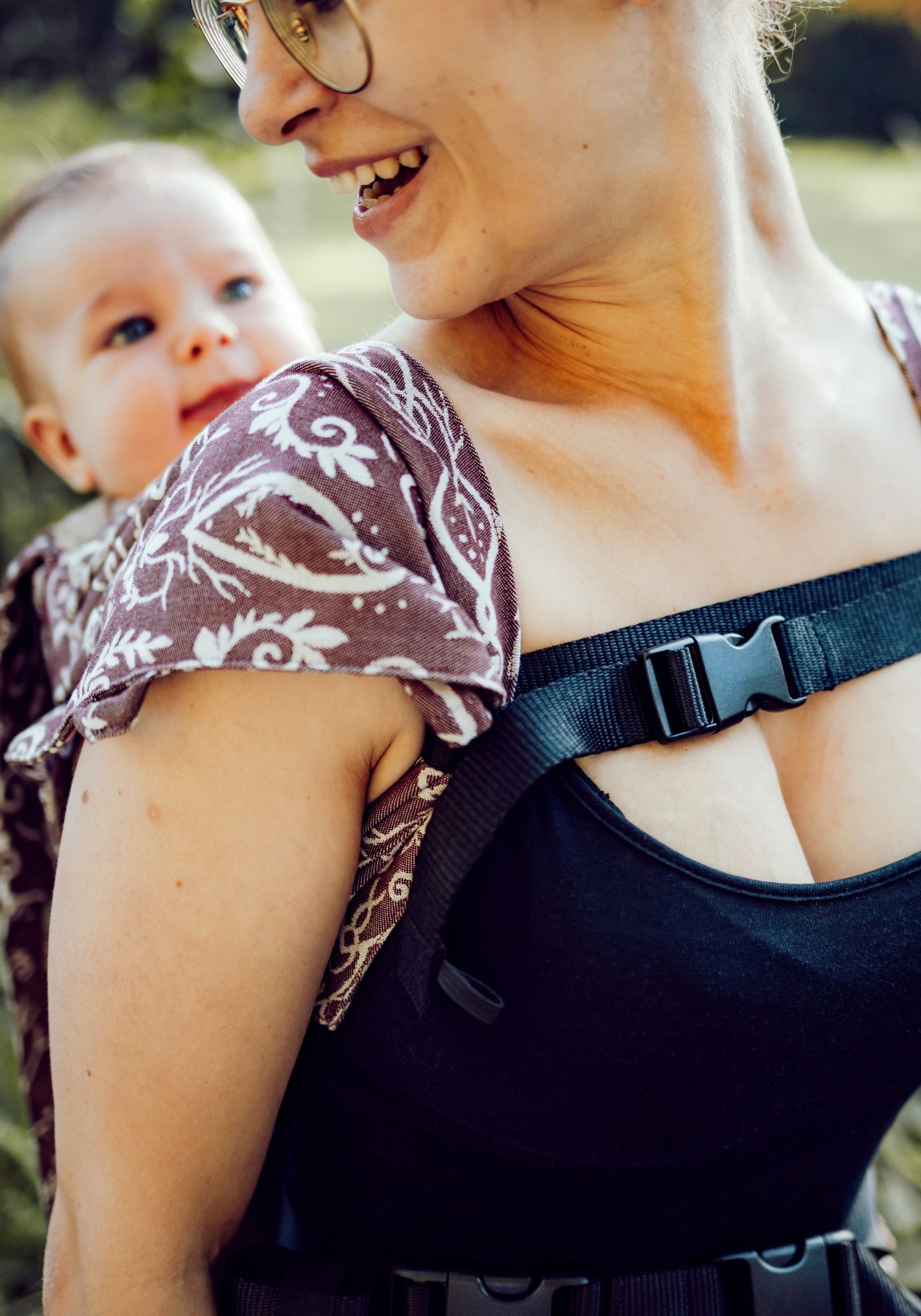 Frau trägt Baby in einer LELIBA Halfbuckle Babytrage